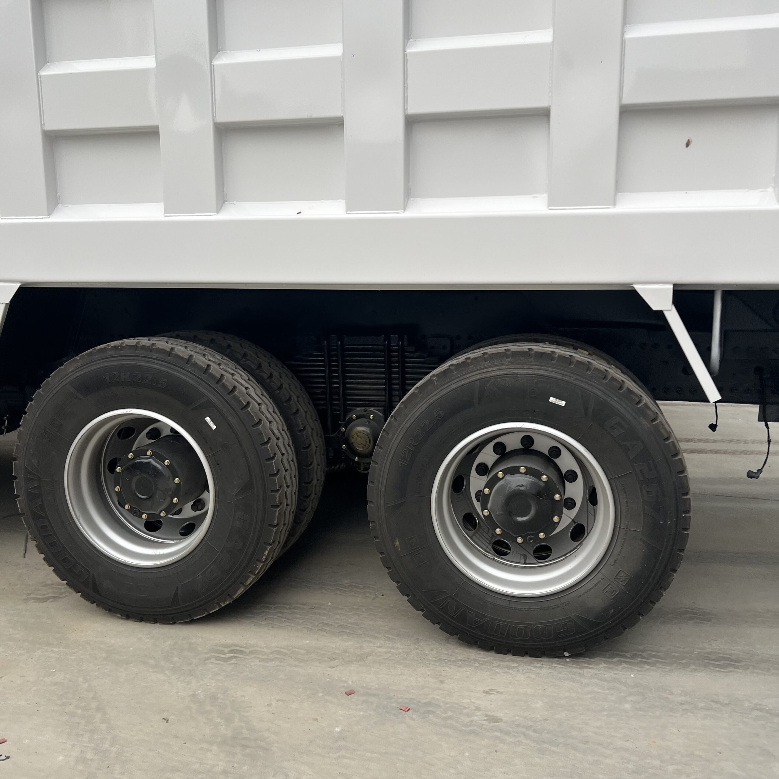 Shacman Delong F3000 8×4 Right Hand Drive Dump Truck - Image 4