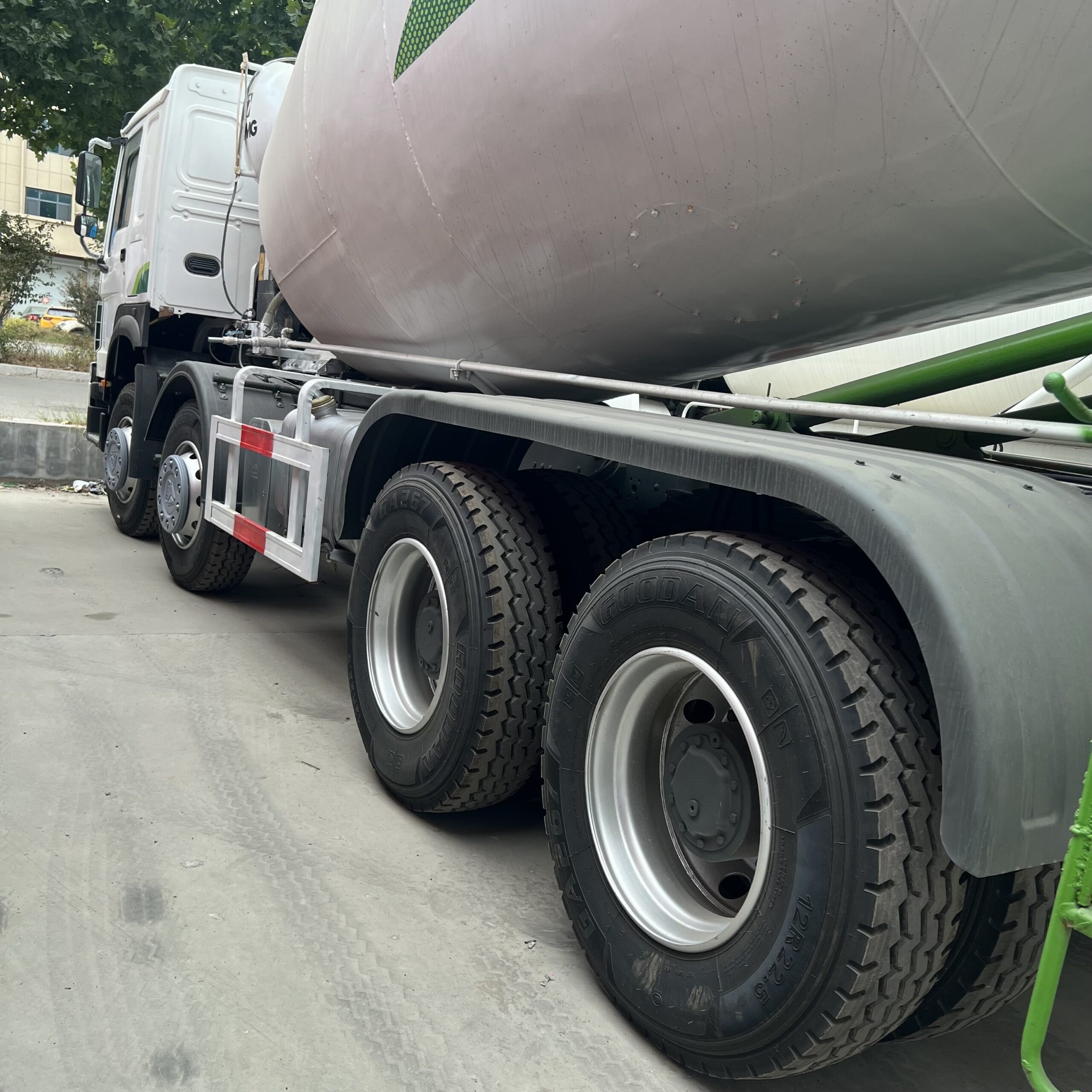 Used Sinotruk Howo 8x4 Concrete Mixer Truck (XCMG Mixer Tank) - Image 5